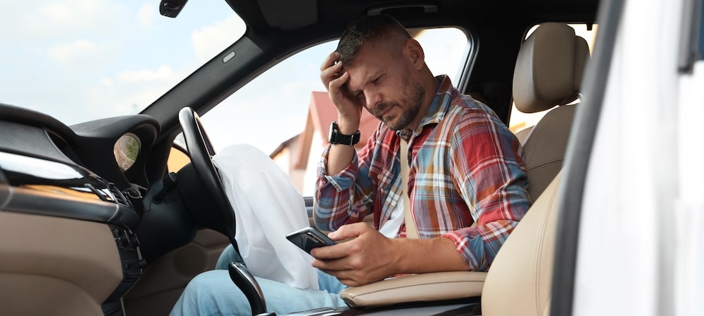 Hombre dentro del coche
